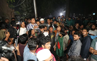 জুলাই আন্দোলন: ব্যারিকেড ভেঙে প্রধান উপদেষ্টার বাসভবনের সামনে অবস্থান